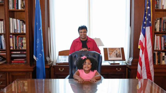 This 4-Year-Old Has Already 1,000 Books, So You Should Just Go Home Now